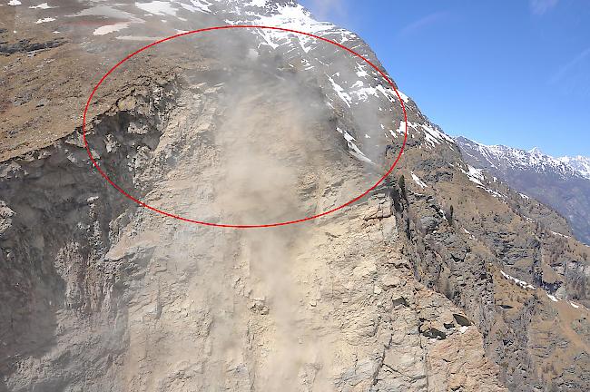 Anrissstelle: Die Geröllmassen lösten sich auf 2300 Meter an der rechten Felskante der 500 Meter hohen Wand im Bergsturzgebiet.