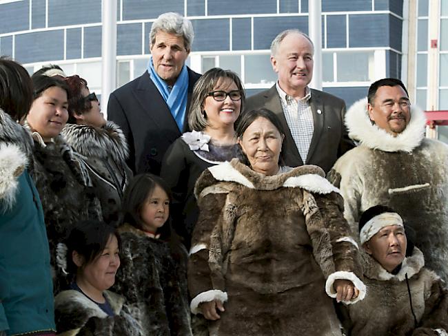 Vertreter des Arktik-Rates posieren mit Inuit in Iqaluit