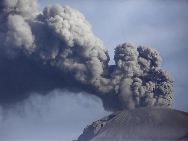 Der Vulkan Calbuco stösst Rauchwolken aus