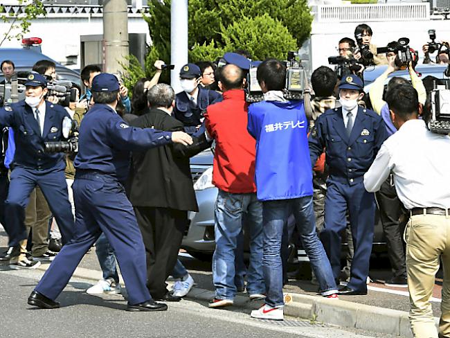 Die japanischen Medien scharen sich um den Verdächtigen