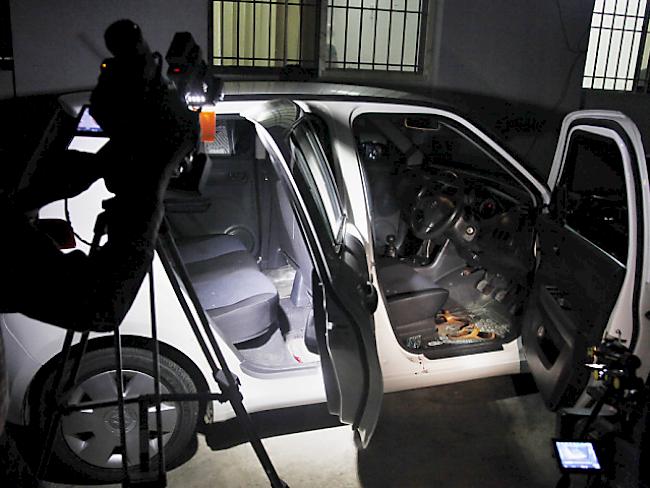 Das Auto der getöteten Menschenrechtsaktivistin nach dem Anschlag