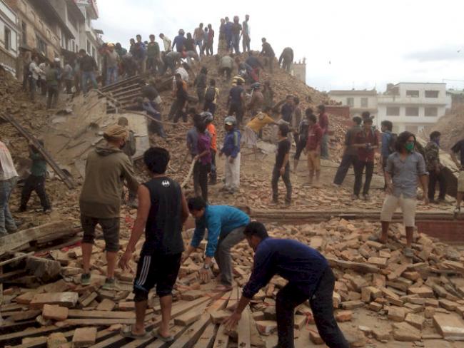 Helfer suchen in den Trümmern in Kathmandu nach Überlebenden