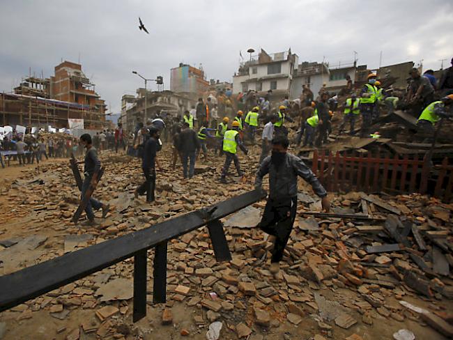 Helfer suchen in Kathmandu nach Überlebenden
