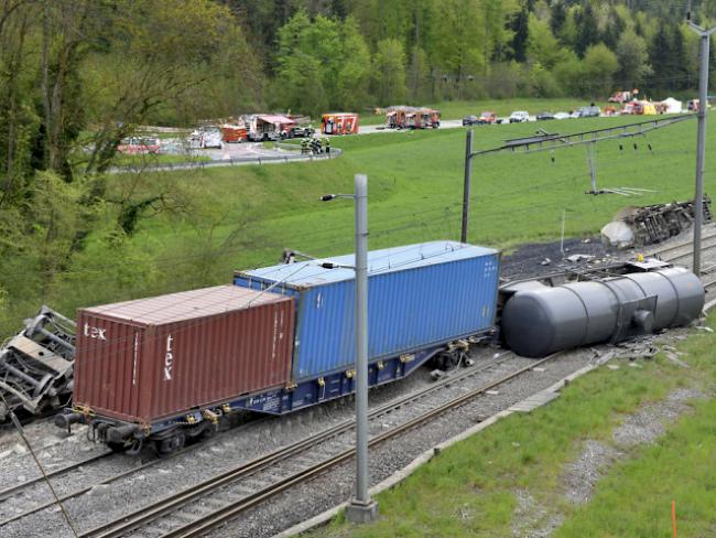 Mit Chemikalien beladener Güterzug verunfallt