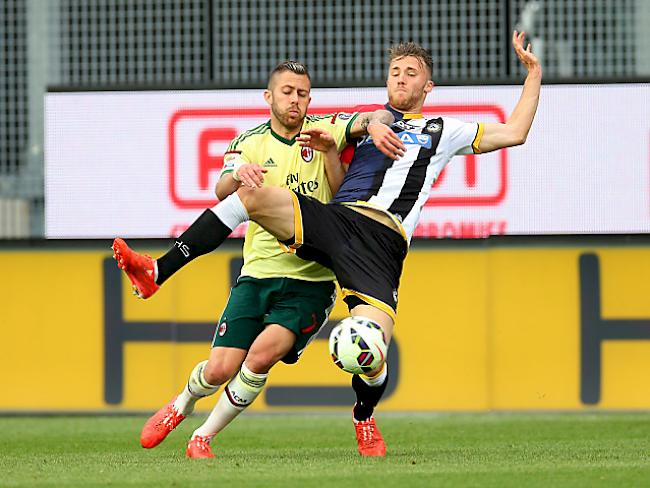 Udineses Silvan Widmer (r.) setzt sich gegen Milans Menez durch