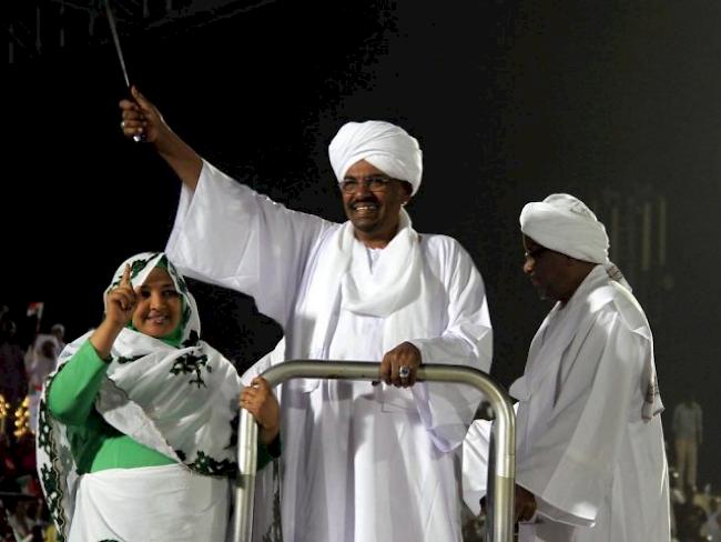 Omar al-Baschir während des Wahlkampfs (Archiv)