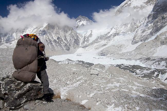 Ein Sherpa im Himalaya: Bald in den Walliser Bergen im Einsatz?