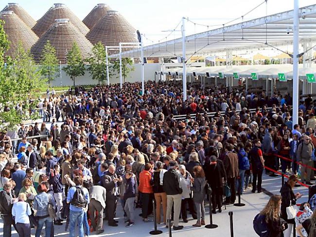 Besucher drängen sich vor den Eingängen der Expo in Mailand