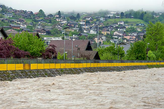 Die Ufer der Hochwasser führenden Vièze bei Monthey wurden gesichert. 
