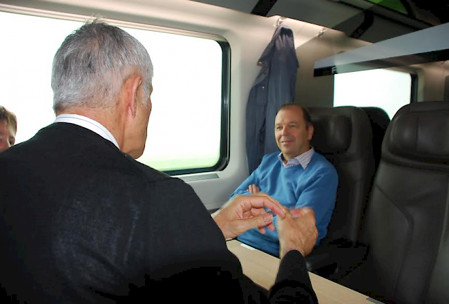 Staatsrat Maurice Tornay im Gespräch mit Bischof Lovey im Zug nach Rom.