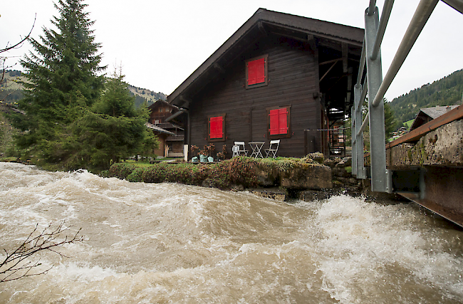 Die angekündigten erneuten Regenfälle könnten im Unterwallis die Hochwassergefahr wie hier an der Vièze nochmals verschärfen.