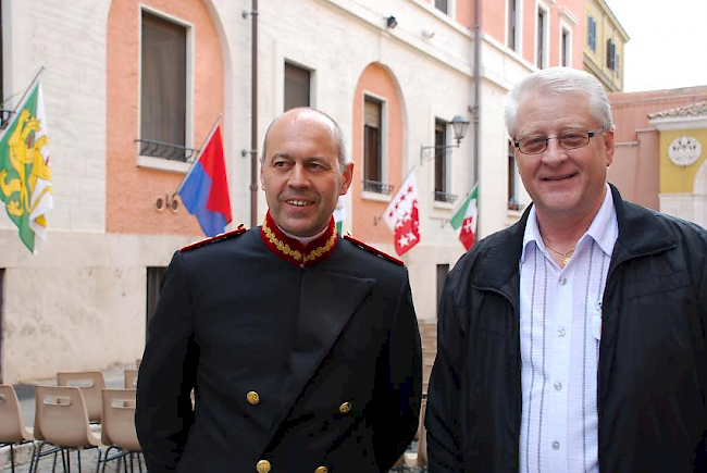 Toni Jossen aus Naters, ehemaliger Vizekommandant der Schweizergarde, zusammen mit Christoph Graf, dem kürzlich ernannten Kommandanten der Schweizergarde.