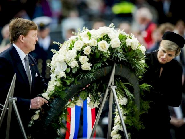 Willem-Alexander und seine Frau Máxima legen Kranz nieder