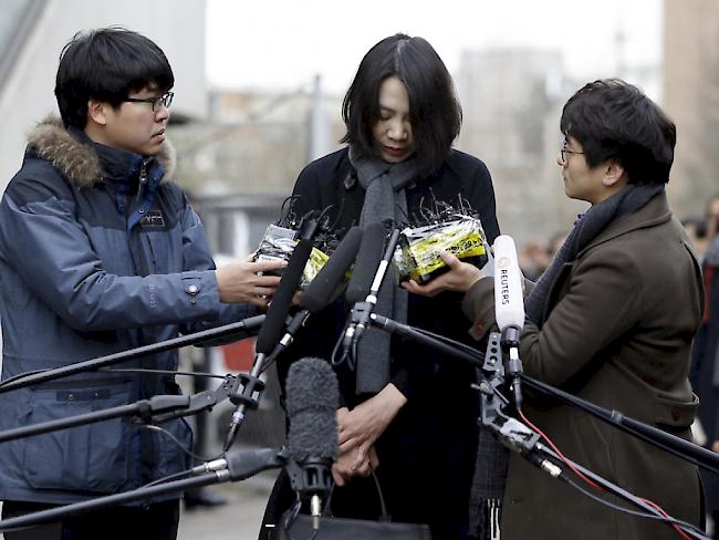 Cho Hyun Ah (in der Mitte) erhielt nun eine Bewährungsstrafe. Ihr Wutausbruch Anfang Dezember über falsch servierte Macadamia-Nüsse im Flugzeug hatte weltweit für Schlagzeilen gesorgt. (Archiv)