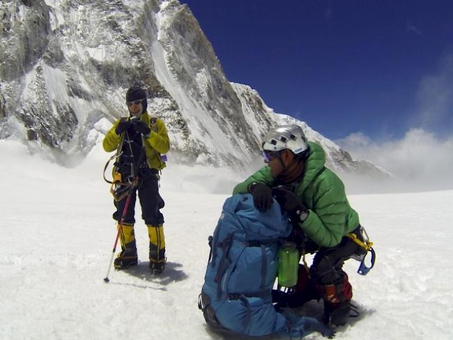 Nepalesische Sherpas ruhen sich am Everest aus (Archiv)