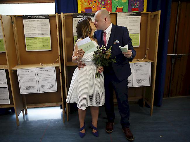 Das frisch verheiratete Paar Ann Cole und Vincent Fox küssen sich im Abstimmungslokal. Sie hatten zuvor über die Einführung der Homosexuellen-Ehe in Irland abgestimmt (Archiv)