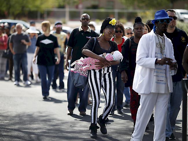 Fans von B.B. King stehen Schlange, um sich vom verstorbenen Blues-Musiker zu versabschieden