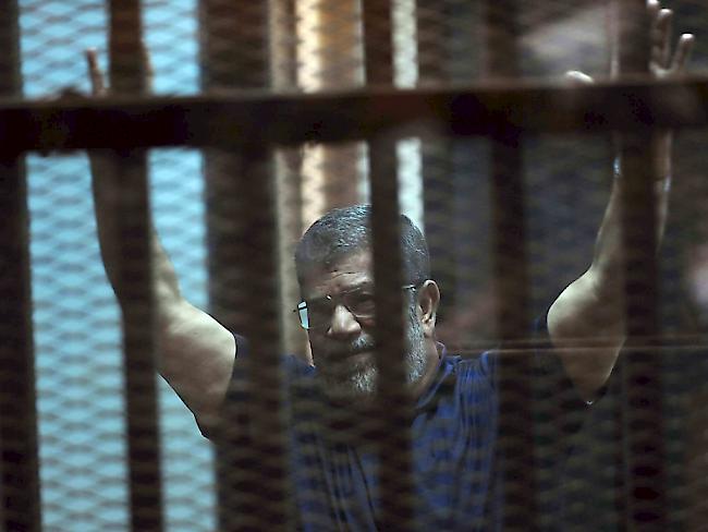 Der entmachtete Ex-Präsident Mursi verfolgt den Prozess im Gerichtssaal in Kairo (Archivbild)