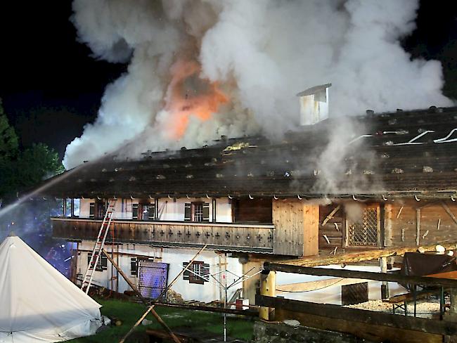 Die Feuerwehr im bayrischen Schneizlreutz brachte den Brand erst in den Morgenstunden unter Kontrolle