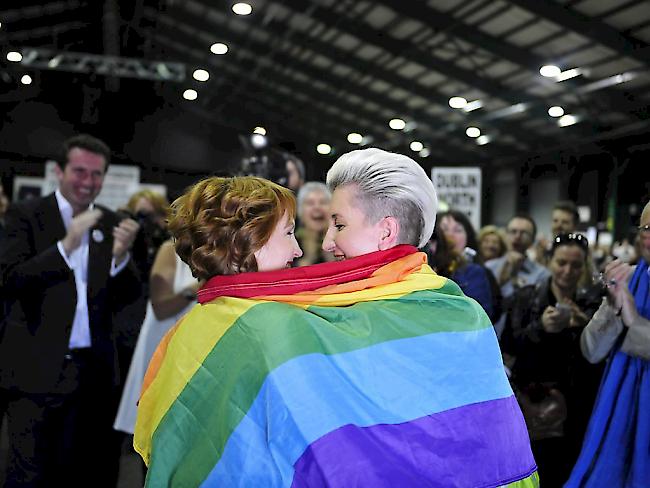 Ein lesbisches Paar feiert das Abstimmungsergebnis in Dublin