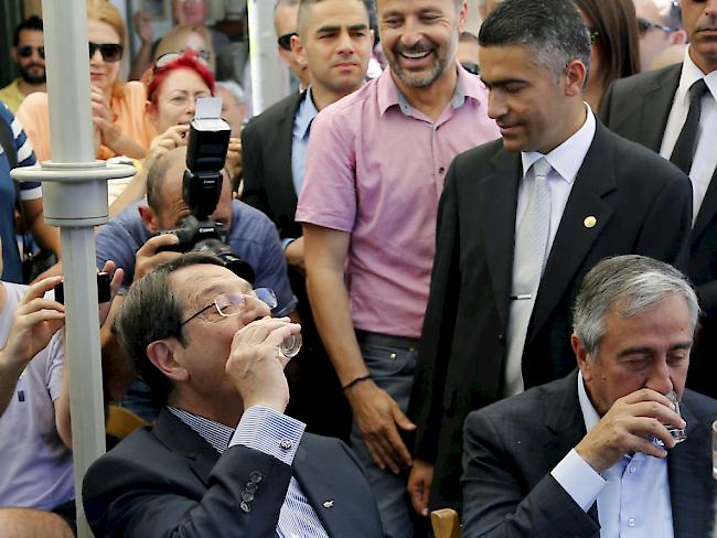 Die politischen Führer der türkischen und griechischen Zyprer, Mustafa Akinci und Nikos Anastasiades, trinken in Nikosia gemeinsam den lokalen Schnaps Zivania