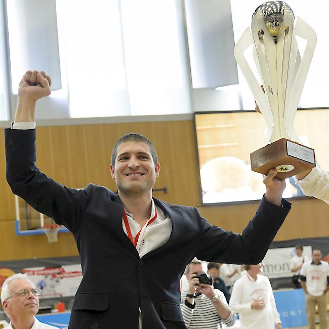 Trainer Ivan Rudez feiert mit den Genfern den Meistertitel