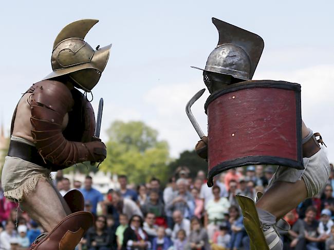 Zwei Gladiatoren bei einem Schaukampf während des Jubiläumswochenendes