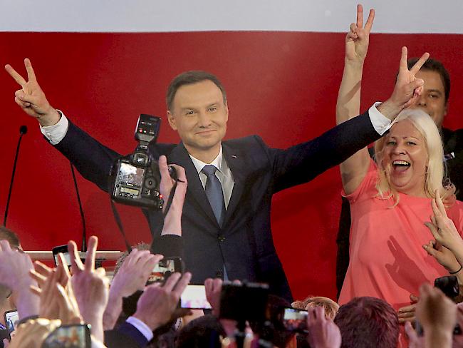 Andrzej Duda und Anhänger feiern seinen Wahlsieg