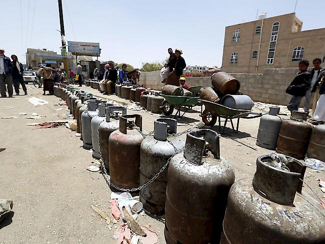 Auch an Gas mangelt es - im Bild sind leere Gasbehälter, die in Sanaa zum Auffüllen aufgereiht sind