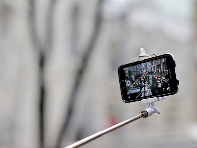 Mit einem Teleskop-Arm lassen sich mehr Personen auf das Selfie nehmen