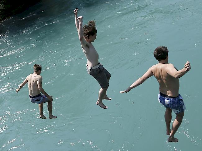 Junge beim Sprung ins Wasser (Symbolbild)