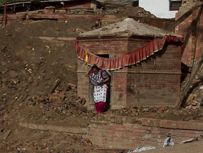 Ein Hindu betet in dem zerstörten Tempel am Basantapur Darabar Square in Katmandu