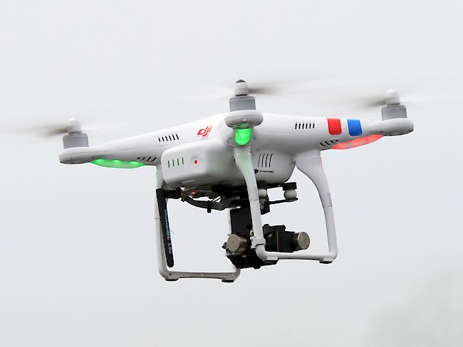 Drohnen sind ab sofort in der Nähe von öffentlichen Gebäuden im Kanton Genf verboten.  (KEYSTONE/Urs Flueeler)