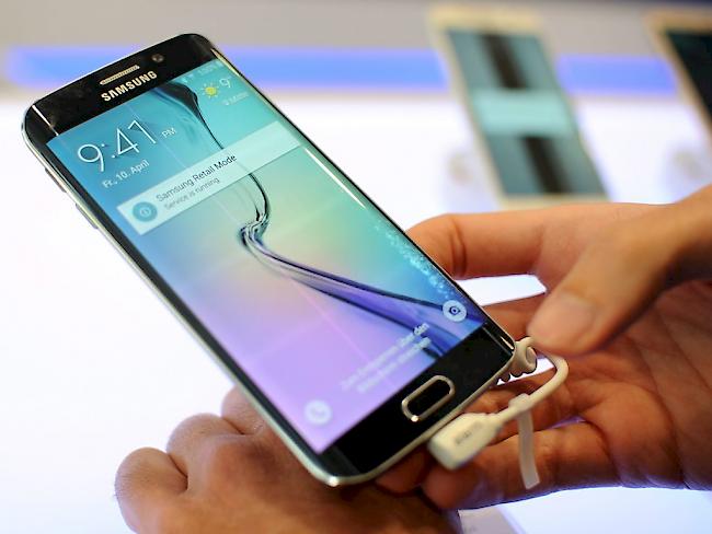 Im ersten Quartal gingen mehr Samsung-Smartphones als iPhones über die Ladentische (Archiv)