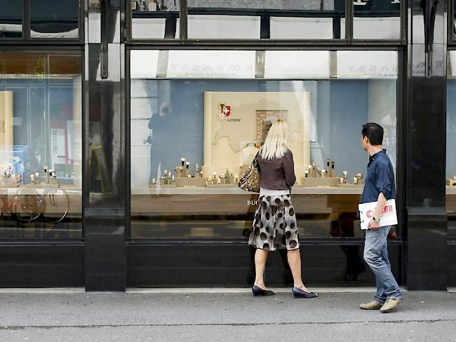 Touristen betrachten ein Schaufenster in Luzern: Seit dem Frankenschock ist die Schweiz ein noch teureres Pflaster - und deshalb laut IMD weniger wettbewerbsfähig als noch vor einem Jahr (Symbolbild)