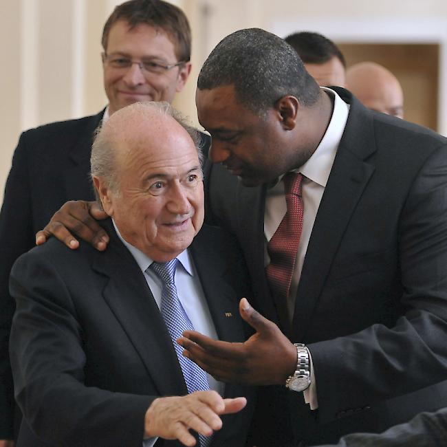 FIFA-Präsident Sepp Blatter vor drei Jahren in Budapest mit dem heute in Zürich verhafteten Jeffrey Webb