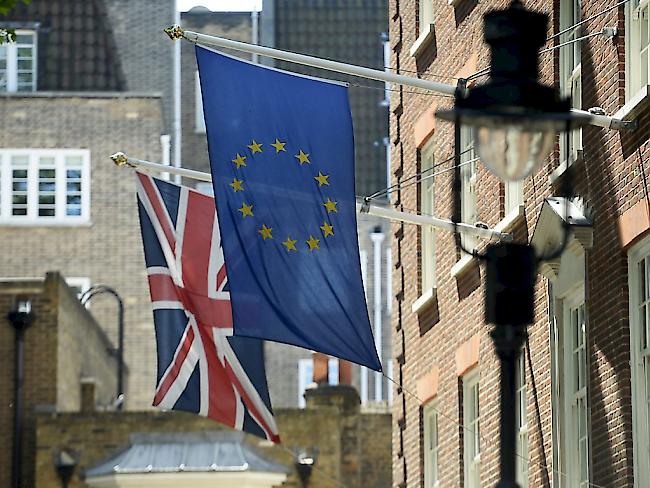 Sollen diese beiden Fahnen weiterhin nebeneinander wegen? Briten stimmen über EU-Verbleib ab