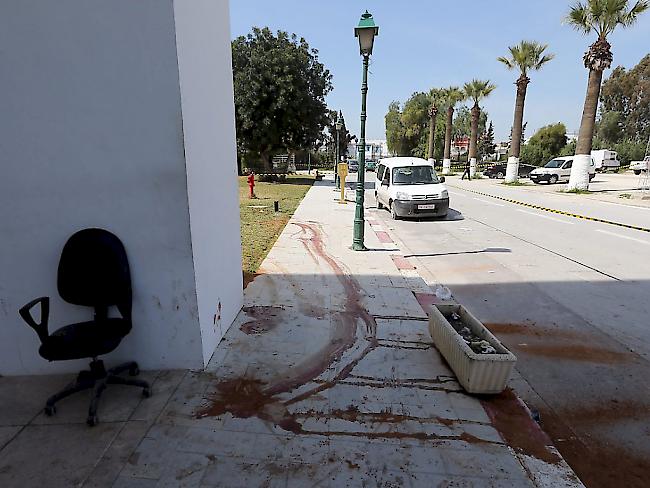 Eine Blutspur auf dem Trottoir zeugt von der Brutalität des Anschlags auf das Bardo-Museum in Tunis.  Am Sonntag wurde eine weiterer Marokkaner, der indirekt mit der Tat zu tun haben soll.