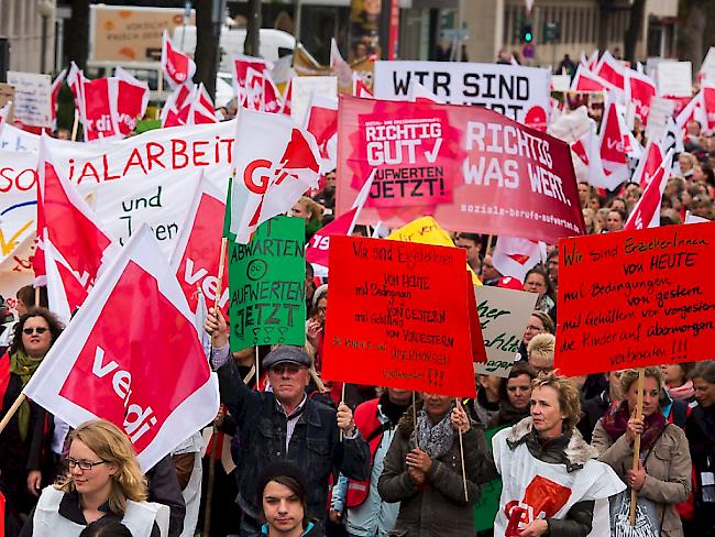Teilnehmende der Grossdemo in Hamburg fordern mehr Lohn für Erzieherinnen und Sozialarbeiter