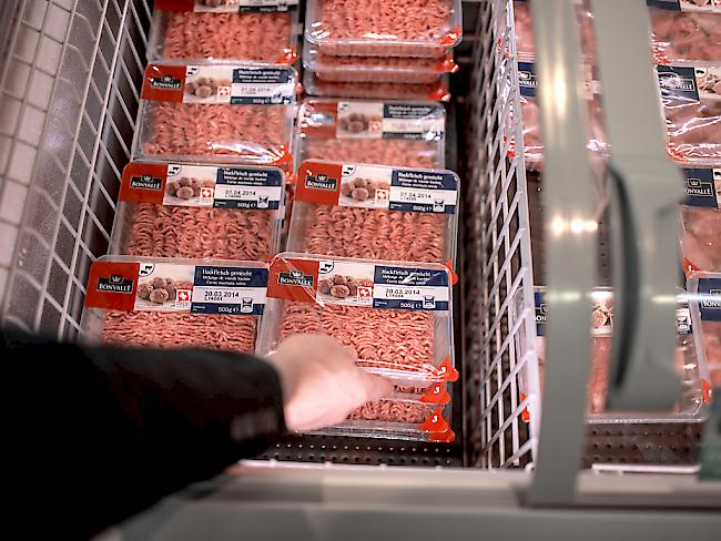 Aus Protest gegen Massentierhaltung versteckte eine Frau in Deutschland abgepacktes Fleisch mit Nadeln. Nun wurde die 60-Jährige zu einer Bewährungsstrafe verurteilt. (Symbolbild)