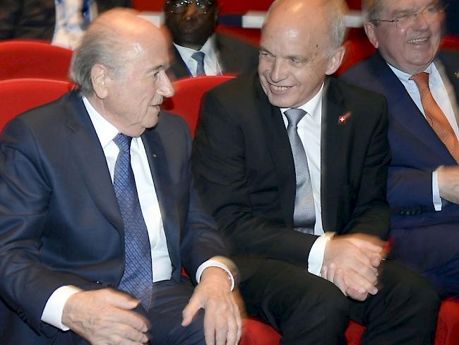 Will ihn nicht zum Sündenbock machen: Ueli Maurer (rechts) neben FIFA-Präsident Sepp Blatter an der Eröffnungszeremonie des FIFA-Kongresses.
