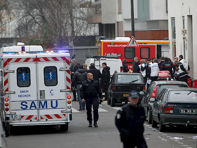 Trotz der jüngsten Terroranschläge in Europa, wie jenem in Paris auf Mitarbeiter des Satiremagazins Charlie Hebdo, fühlt sich die Schweizer Bevölkerung nach wie vor sicher. Gleichzeitig fürchtet sie sich mehr als vor Jahresfrist vor einem Krieg in Europa. (Archiv)
