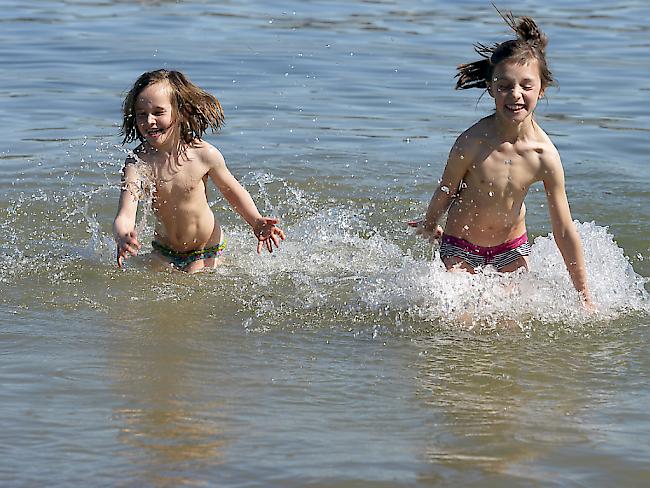 Der warme Frühling lockte die Menschen bereits Mitte April in die Strandbäder: Spielende Kinder im Strandbad Mythenquai am Zürichsee