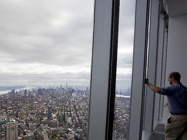 Ein Besucher geniesst die Aussicht über New York vom neuen World Trade Center