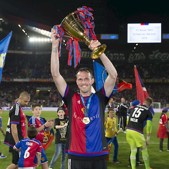 Meisterfeier erst im Stadion, dann in der Innenstadt von Basel: Marco Streller mit dem Pokal