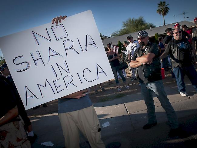 Ein Demonstrant hält bei der Anti-Islam-Kundgebung vor der Moschee in Phoenix, Arizona, ein Schild gegen die Scharia - das religiöse Gesetz des Islam - hoch
