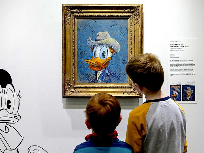 Zwei Buben betrachten das Selbstprotrait von Donald Duck