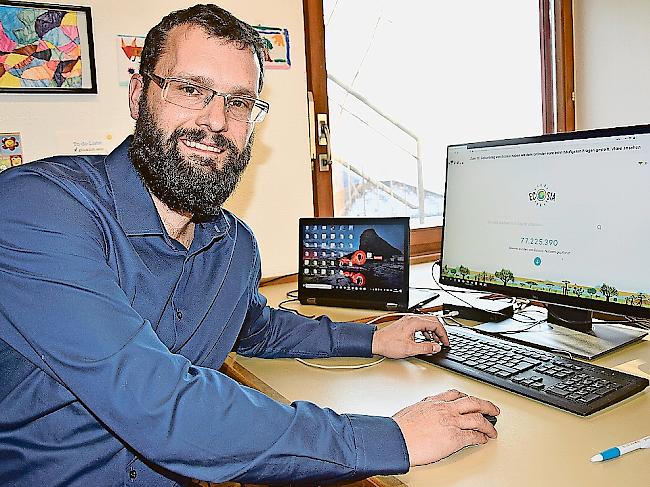 Schuldirektor Stefan Wyer unterstützt die Idee seiner Schülerinnen und Schüler, mit «Ecosia» eine neue Suchmaschine zu testen.